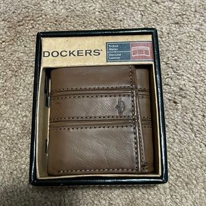 Dockers trifold wallet. Nwt. Still in box